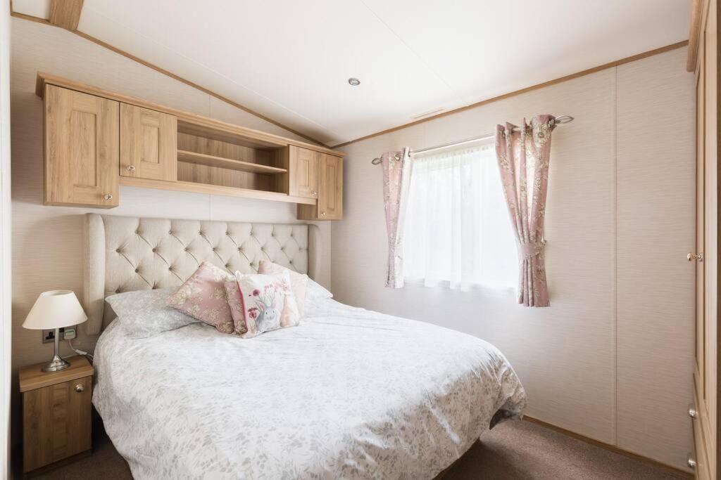 Waters Edge, Hoburne Cotswolds Villa Южен Сърни Екстериор снимка