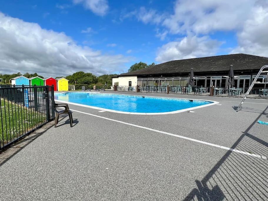 Waters Edge, Hoburne Cotswolds Villa Южен Сърни Екстериор снимка