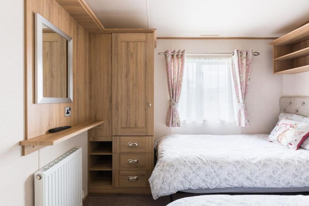 Waters Edge, Hoburne Cotswolds Villa Южен Сърни Екстериор снимка