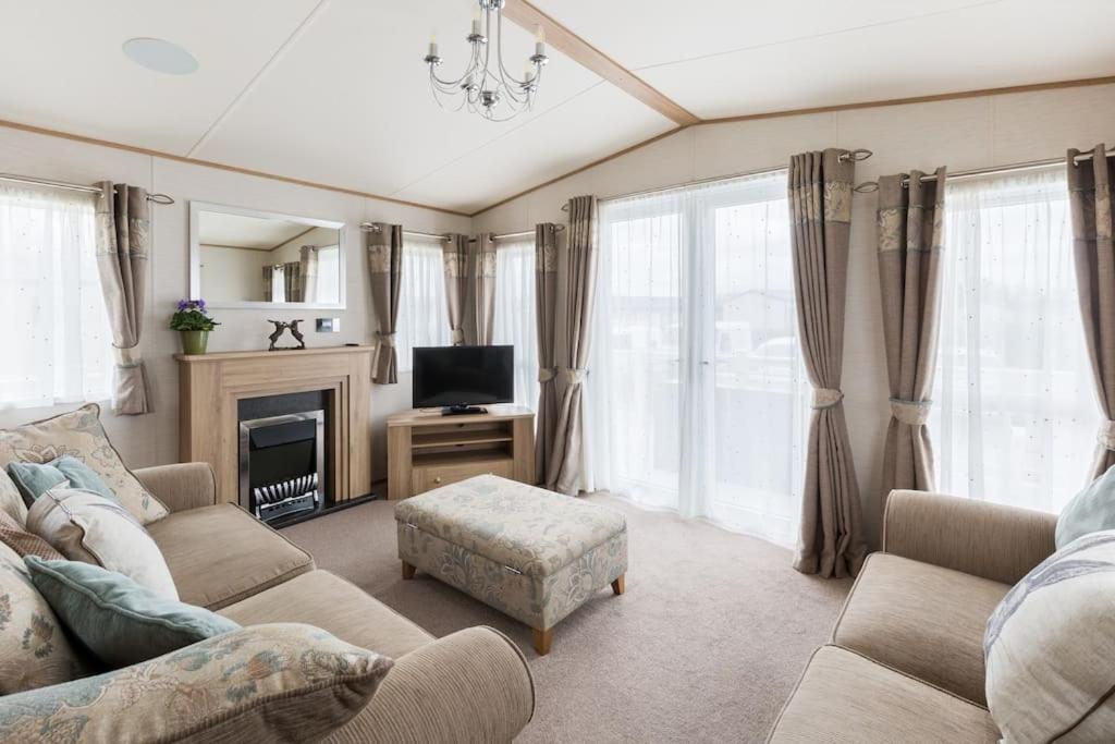 Waters Edge, Hoburne Cotswolds Villa Южен Сърни Екстериор снимка