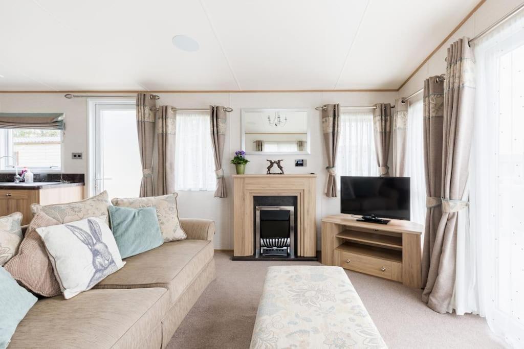 Waters Edge, Hoburne Cotswolds Villa Южен Сърни Екстериор снимка