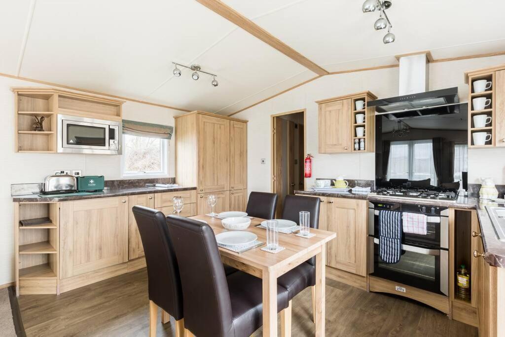 Waters Edge, Hoburne Cotswolds Villa Южен Сърни Екстериор снимка