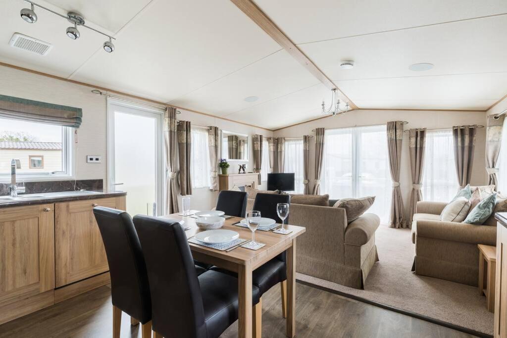 Waters Edge, Hoburne Cotswolds Villa Южен Сърни Екстериор снимка