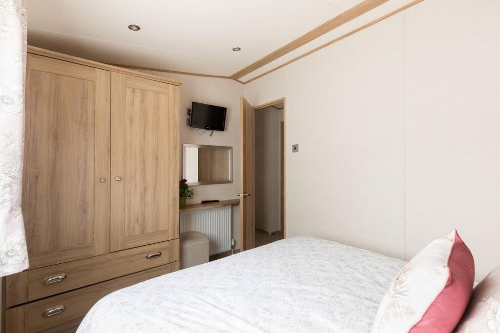 Waters Edge, Hoburne Cotswolds Villa Южен Сърни Екстериор снимка