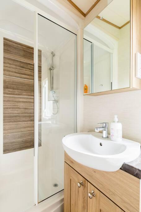 Waters Edge, Hoburne Cotswolds Villa Южен Сърни Екстериор снимка