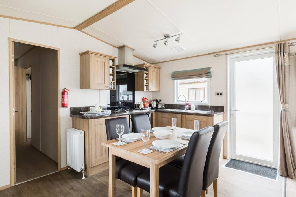 Waters Edge, Hoburne Cotswolds Villa Южен Сърни Екстериор снимка