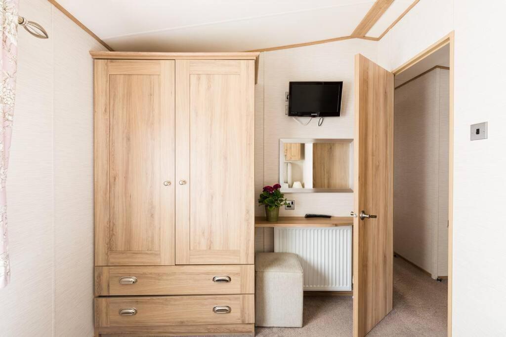 Waters Edge, Hoburne Cotswolds Villa Южен Сърни Екстериор снимка