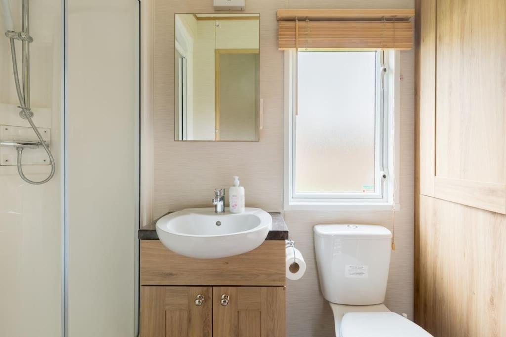 Waters Edge, Hoburne Cotswolds Villa Южен Сърни Екстериор снимка