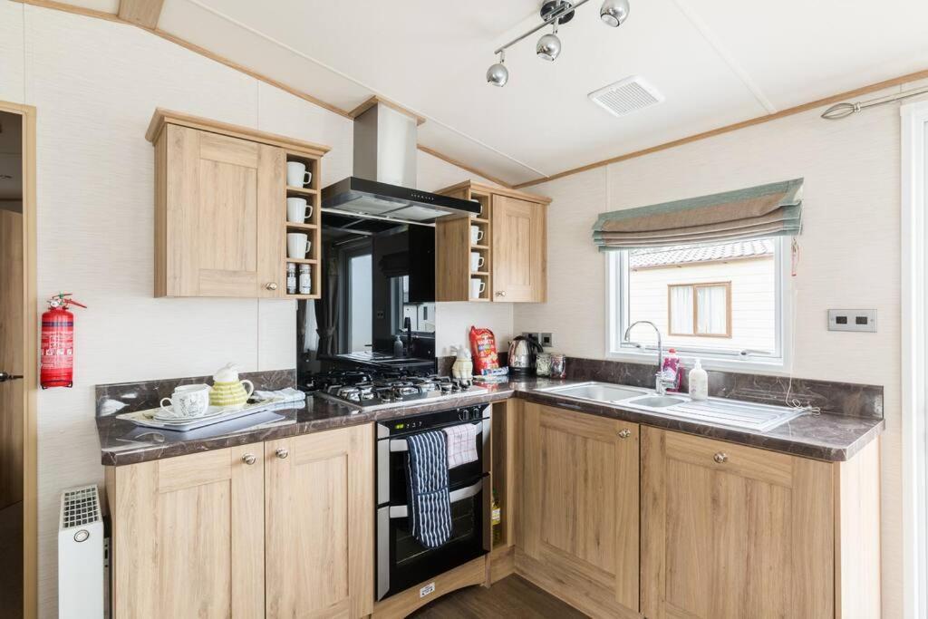 Waters Edge, Hoburne Cotswolds Villa Южен Сърни Екстериор снимка