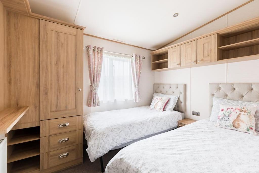 Waters Edge, Hoburne Cotswolds Villa Южен Сърни Екстериор снимка