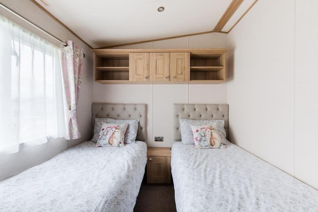 Waters Edge, Hoburne Cotswolds Villa Южен Сърни Екстериор снимка