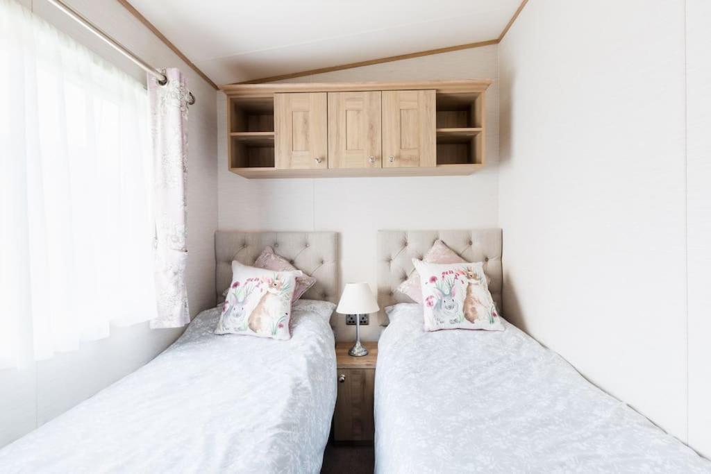 Waters Edge, Hoburne Cotswolds Villa Южен Сърни Екстериор снимка
