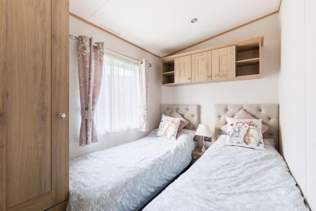 Waters Edge, Hoburne Cotswolds Villa Южен Сърни Екстериор снимка
